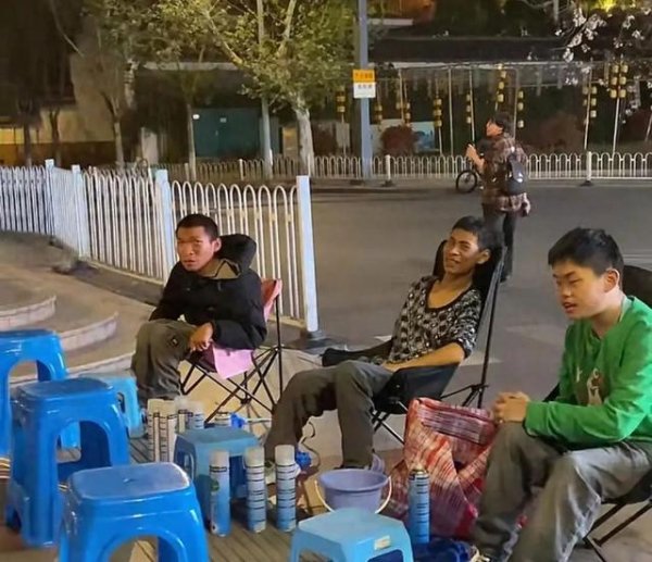 中期国际 江西三名脑瘫少年摆摊卖大蒜一天赚45元，拍摄者：每天凌晨起床准备摆摊，赚得不多，但生活更乐观了