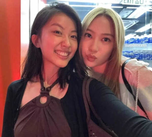 升富策略 陈奕迅女儿与甄子丹女儿合影 亲密贴贴互动有爱